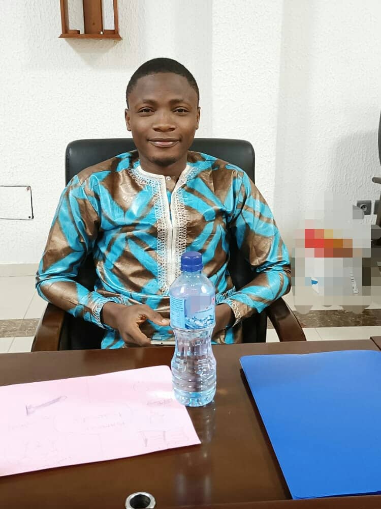 Maître Odric HOUNDEKON souriant à son bureau