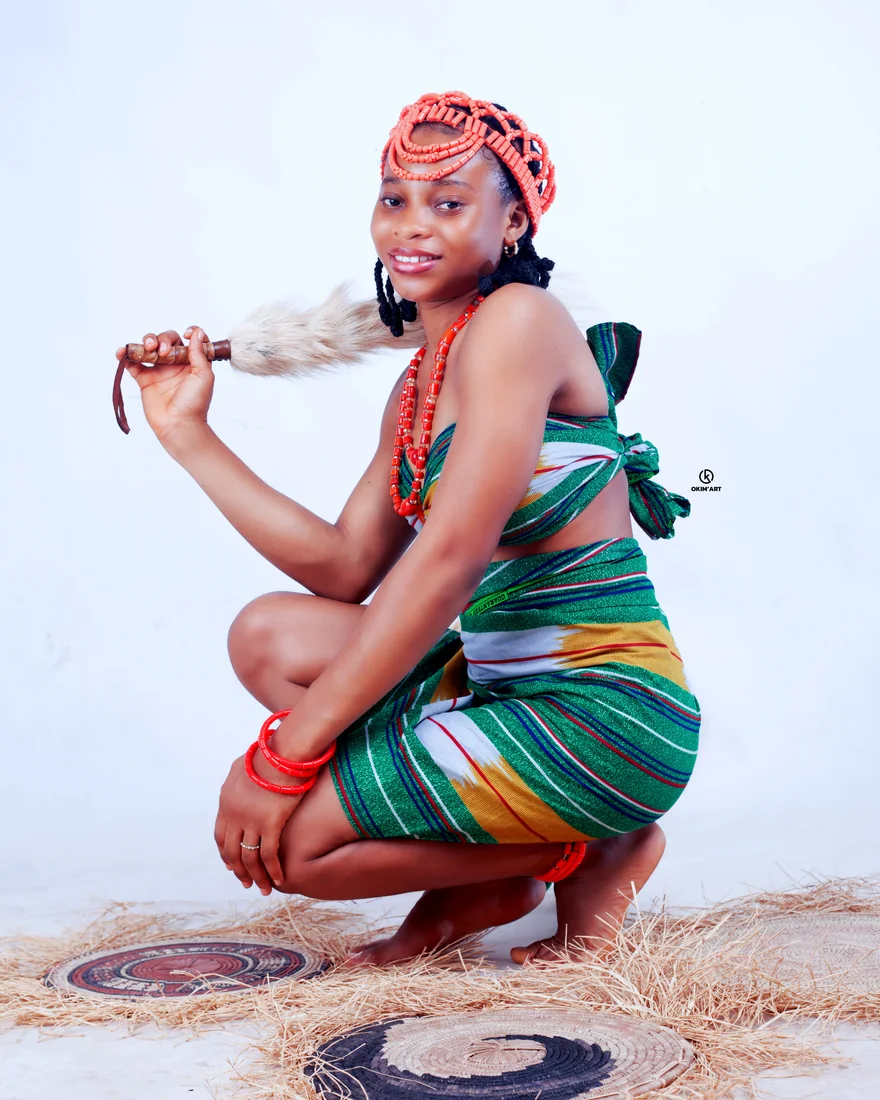 Roukayath en tenue de pagne colorée, studio